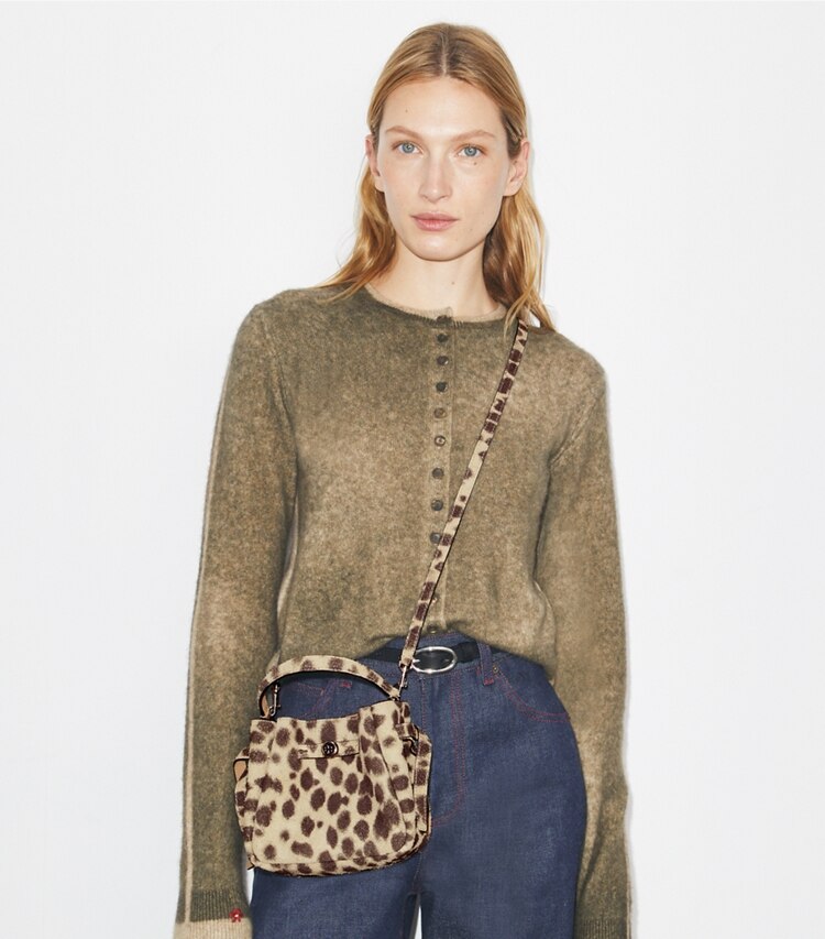 Tory Burch designer sacs à bandoulière Sac seau Mini Romy en daim in Cheetah Spots accessory on model