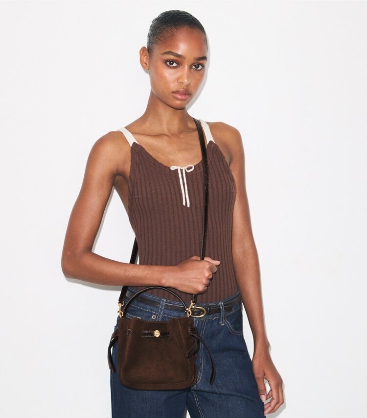 Tory Burch designer sacs à bandoulière Sac seau mini Romy en suède dans Dark Cocoa accessoire sur le modèle