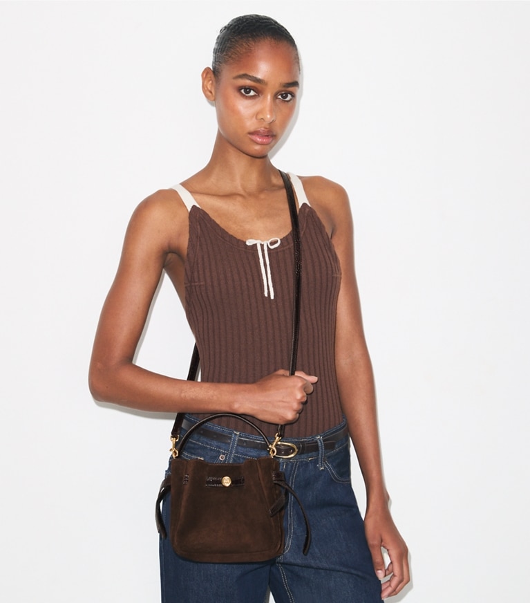 Tory Burch designer sacs à bandoulière Sac seau mini Romy en suède dans Dark Cocoa accessoire sur le modèle
