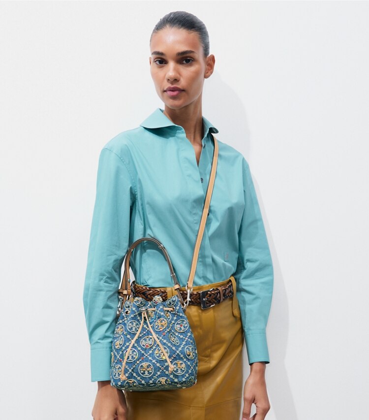Tory Burch designer sacs à bandoulière Sac seau orné en denim T Monogram dans Deep Royal accessoire sur le modèle