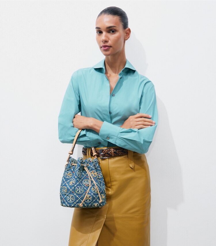 Tory Burch designer sacs à bandoulière Sac seau orné en denim T Monogram dans Deep Royal supplémentaire sur le modèle