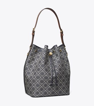 Tory Burch designer sacs hobo Sac seau oversize T Monogram in Tory Navy angle
