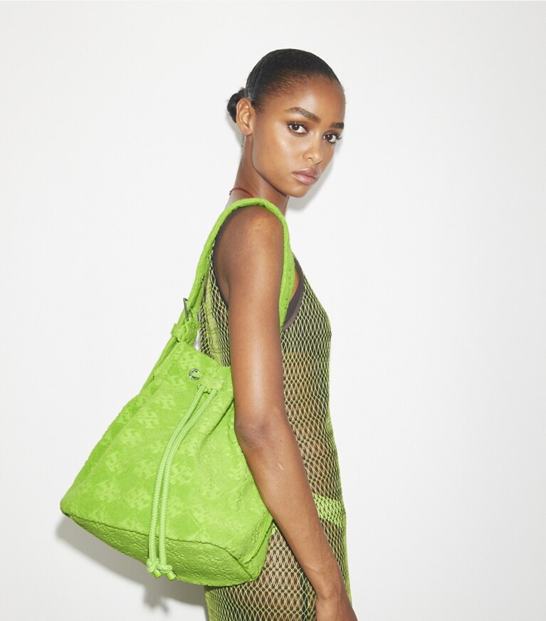 Tory Burch designer sacs hobo Sac seau oversize T Monogram Terry in Bright Fern angle