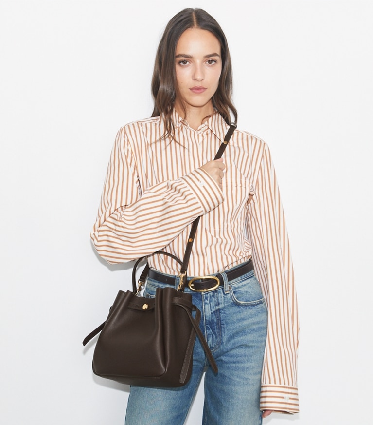 Tory Burch designer sacs à bandoulière Sac seau Romy in Deep Brown accessory on model