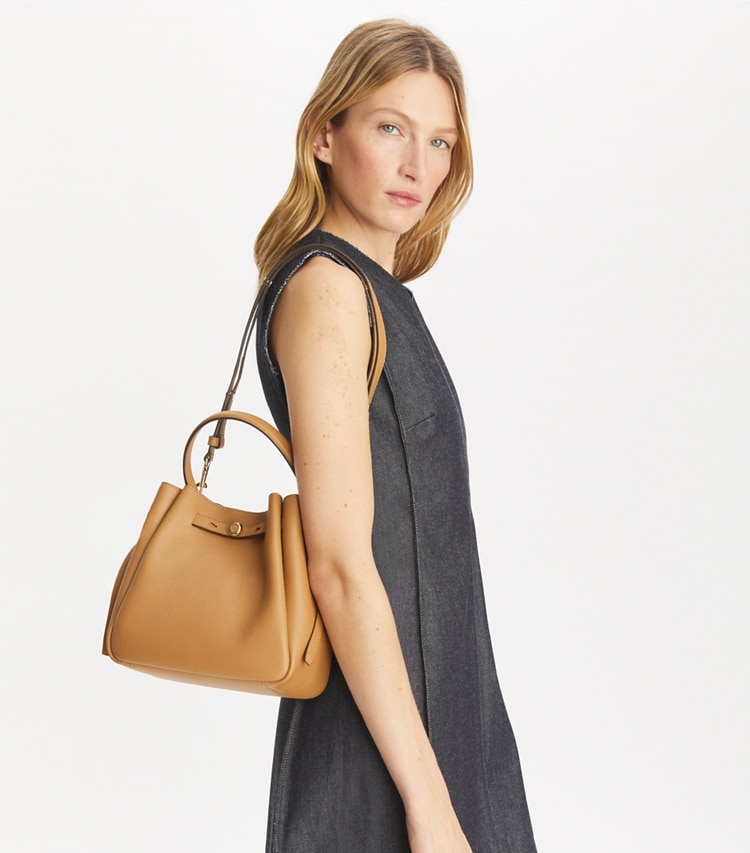 Tory Burch designer sacs à bandoulière Sac seau Romy in Tiramisu accessory on model