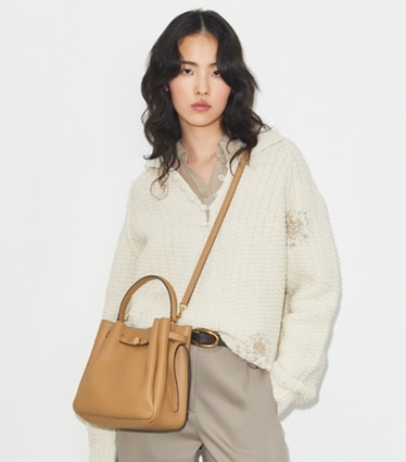 Tory Burch designer sacs à bandoulière Sac seau Romy in Tiramisu accessory on model