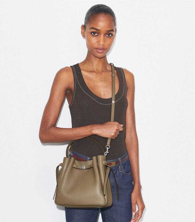 Tory Burch designer sacs à bandoulière Sac seau Romy in Wild Mushroom accessory on model