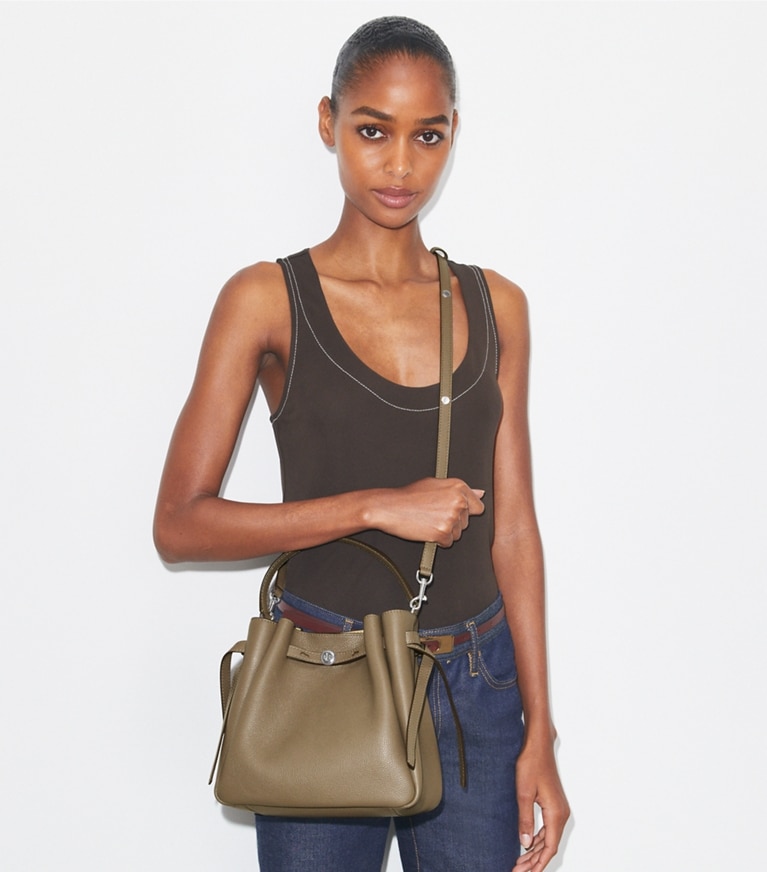 Tory Burch designer sacs à bandoulière Sac seau Romy in Wild Mushroom accessory on model