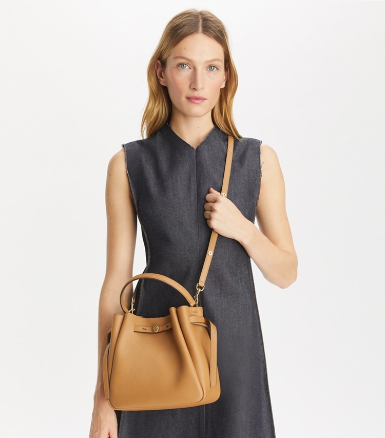 Tory Burch designer sacs à bandoulière Sac seau Romy in Tiramisu additional on model