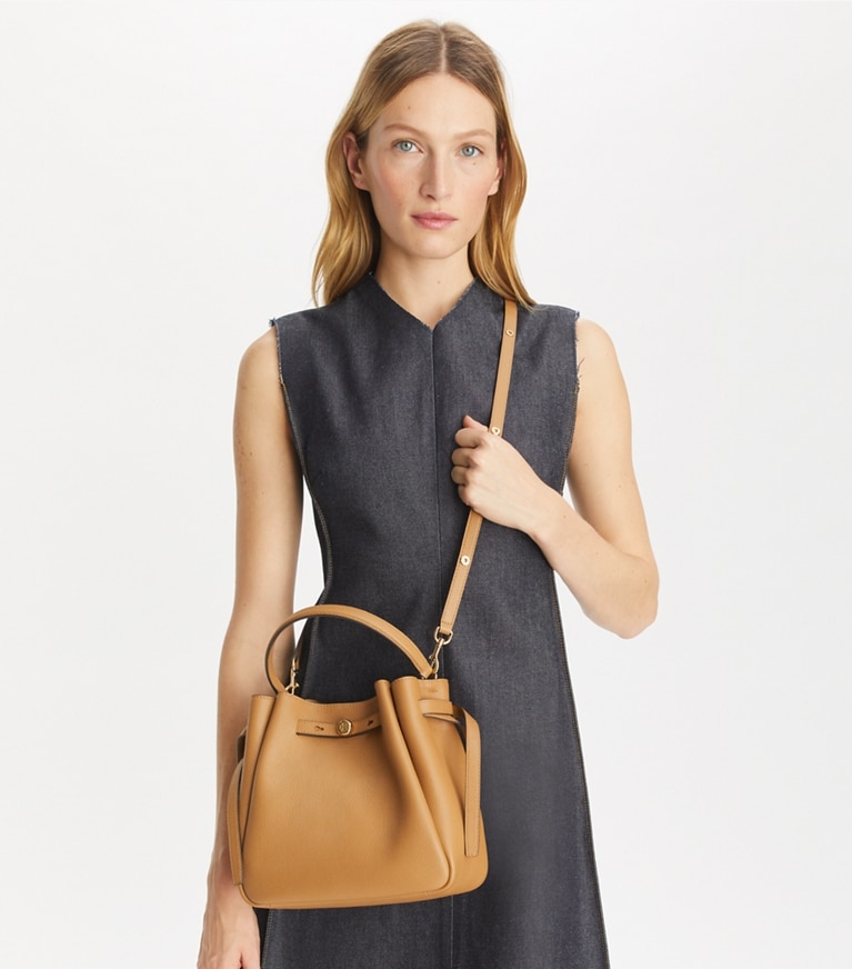 Tory Burch designer sacs à bandoulière Sac seau Romy in Tiramisu angle