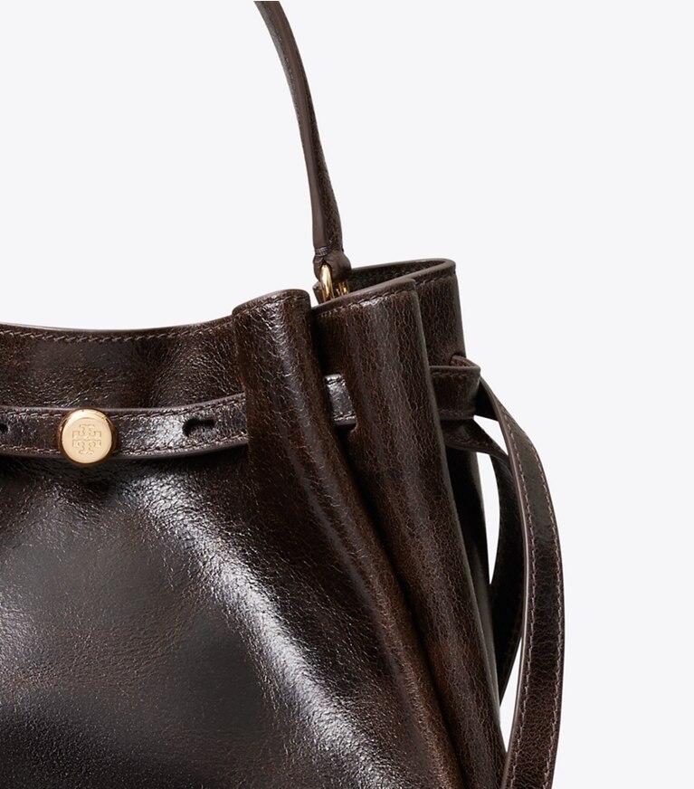 Tory Burch designer sacs à bandoulière Sac seau Romy effet vieilli dans Dark Brown détails
