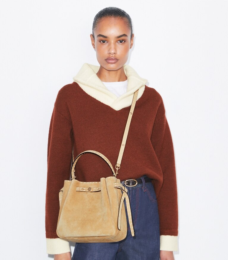 Tory Burch designer sacs à bandoulière Sac seau Romy en daim à surpiqûres dans Butter accessoire sur le modèle
