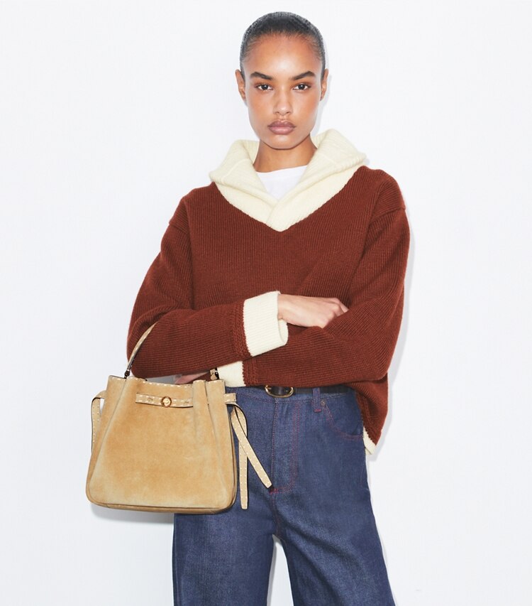 Tory Burch designer sacs à bandoulière Sac seau Romy en daim à surpiqûres dans Butter supplémentaire sur le modèle