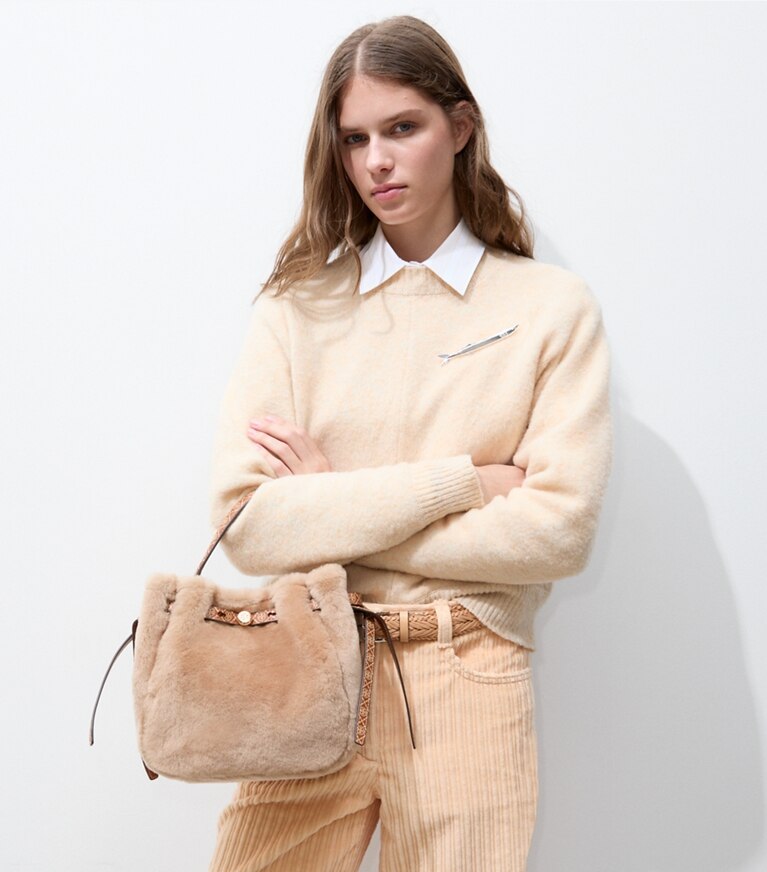 Tory Burch designer sacs à bandoulière Sac seau Romy en rason dans Teddy accessoire sur le modèle