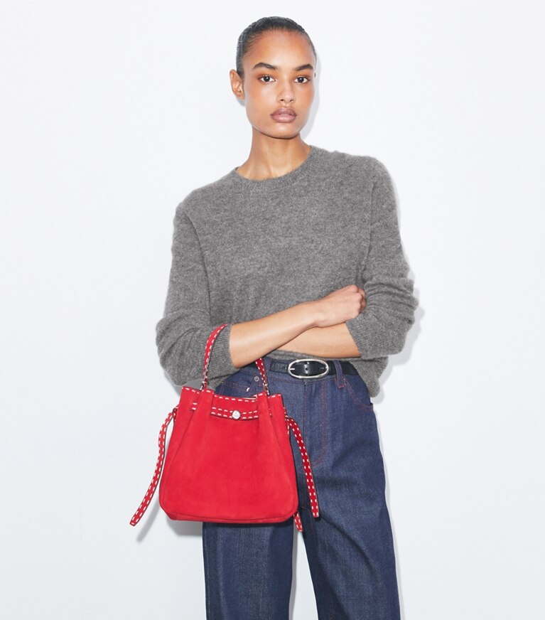 Tory Burch designer sacs à bandoulière Sac seau Romy en suède à surpiqûres dans Toucan Red accessoire sur le modèle