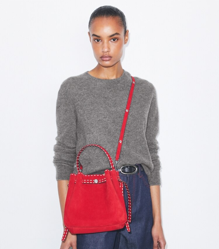 Tory Burch designer sacs à bandoulière Sac seau Romy en suède à surpiqûres dans Toucan Red supplémentaire sur le modèle