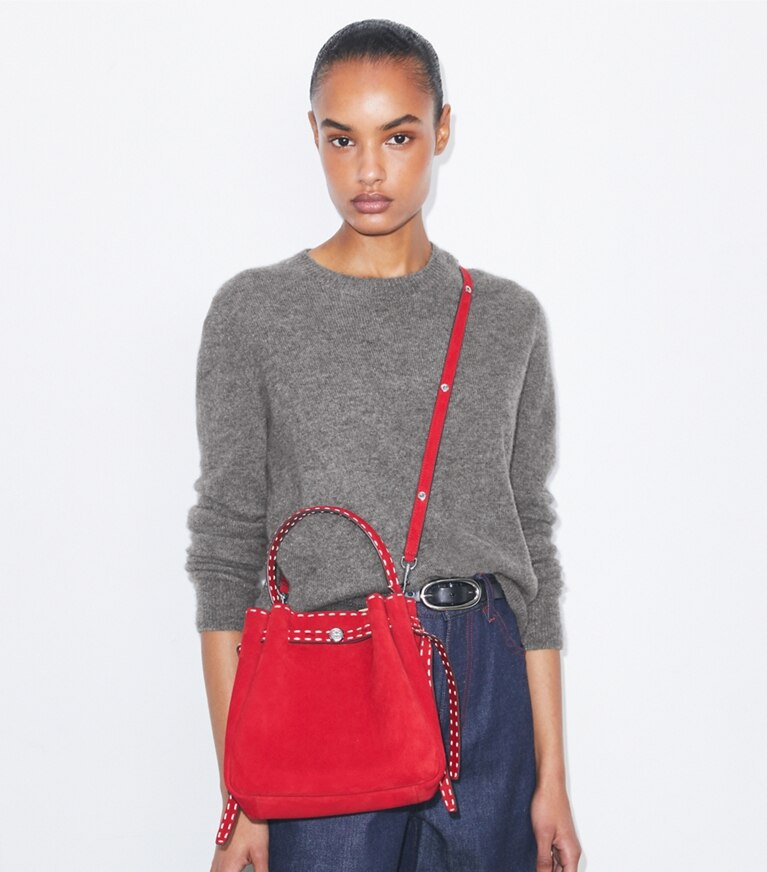 Tory Burch designer sacs à bandoulière Sac seau Romy en suède à surpiqûres dans Toucan Red supplémentaire sur le modèle