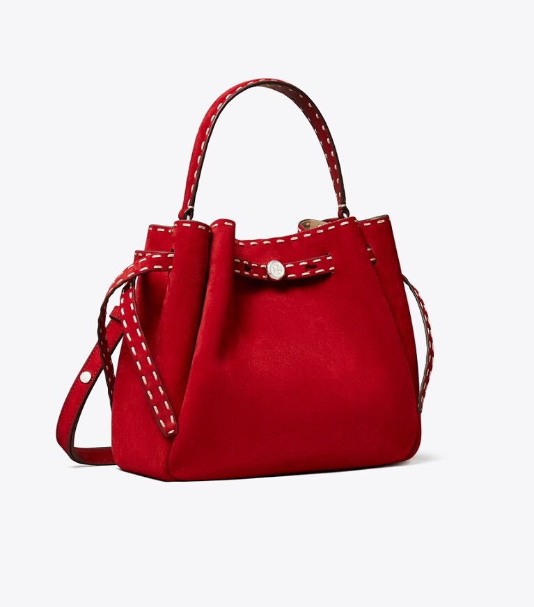 Tory Burch designer sacs à bandoulière Sac seau Romy en suède à surpiqûres dans Toucan Red angle