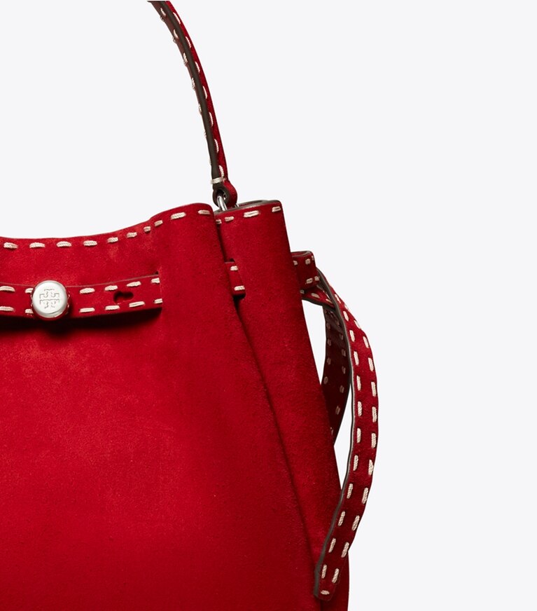 Tory Burch designer sacs à bandoulière Sac seau Romy en suède à surpiqûres dans Toucan Red détails
