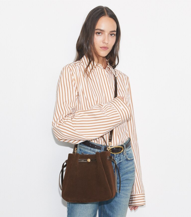 Tory Burch designer sacs à bandoulière Sac seau Romy en suède dans Dark Cocoa accessoire sur le modèle