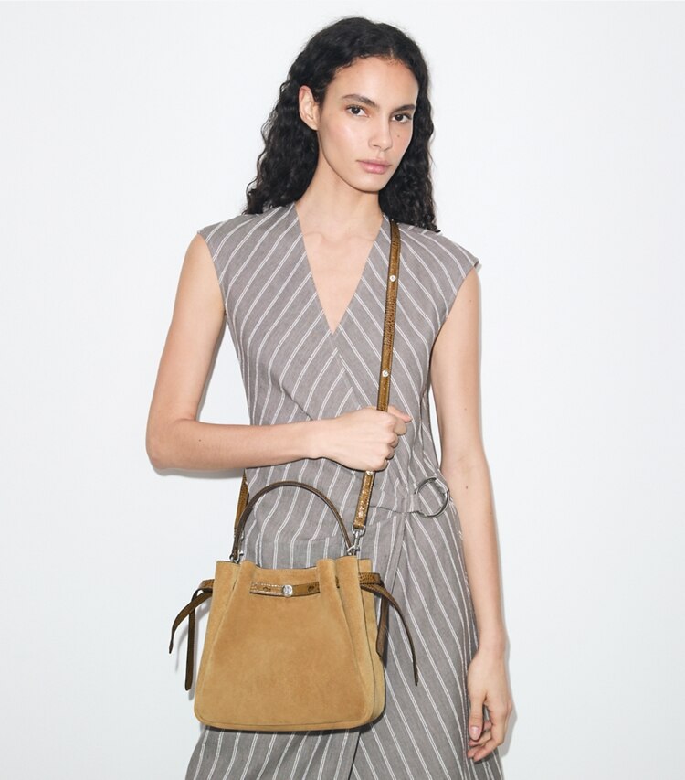 Tory Burch designer sacs à bandoulière Sac seau Romy en suède dans Stone accessoire sur le modèle