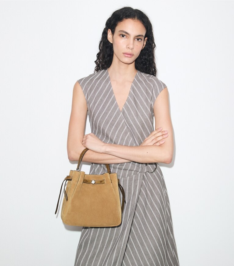 Tory Burch designer sacs à bandoulière Sac seau Romy en suède dans Stone supplémentaire sur le modèle