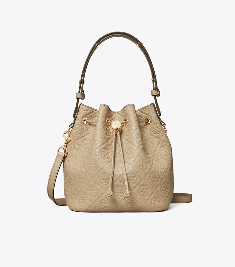 Tory Burch designer sacs à bandoulière Sac seau T Monogram en cuir grainé in Fresh Clay angle