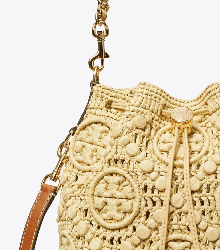 Tory Burch designer sacs à bandoulière Sac seau T Monogram en raphia in Natural angle