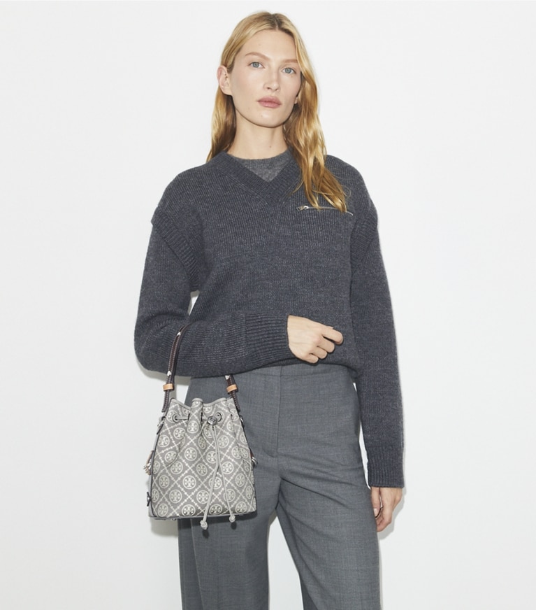 Tory Burch designer sacs à bandoulière Sac seau T Monogram style utilitaire in Gray angle