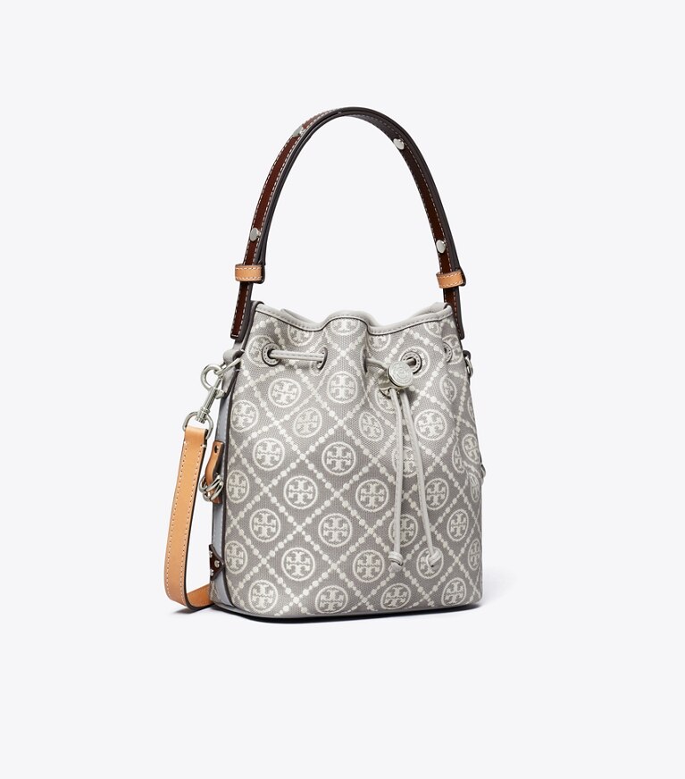 Tory Burch designer sacs à bandoulière Sac seau T Monogram style utilitaire in Gray angle
