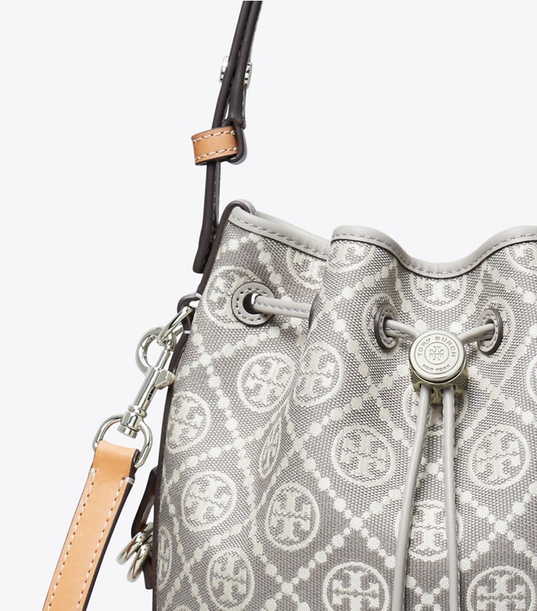 Tory Burch designer sacs à bandoulière Sac seau T Monogram style utilitaire in Gray angle