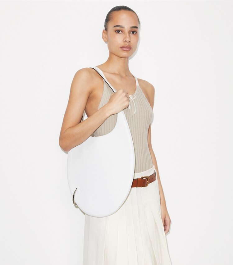 Tory Burch designer sacs porté épaule Sac souple Pierced dans Cirrus Cloud accessoire sur le modèle