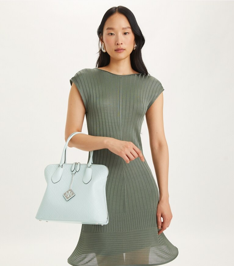 Tory Burch designer sac à main Sac Swing en cuir T Monogram dans Ice Blue accessoire sur le modèle