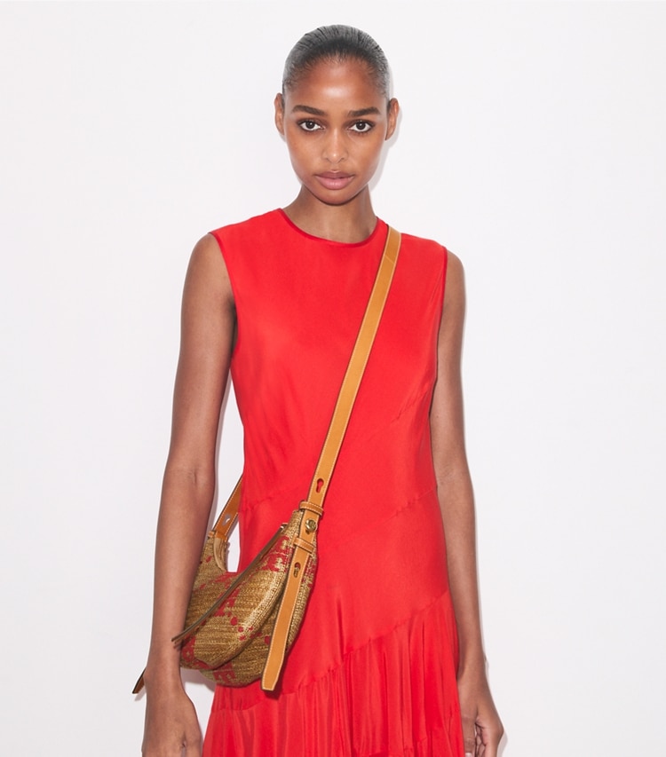 Tory Burch designer sacs porté épaule Sac tissé Romy Half Moon T Monogram in Natural additional on model