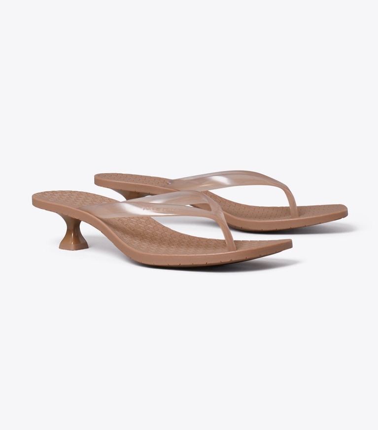Tory Burch designer sandales Sandale de plage à talon en plastique transparent dans ALMOND FLOUR / ALMOND FLOUR angle