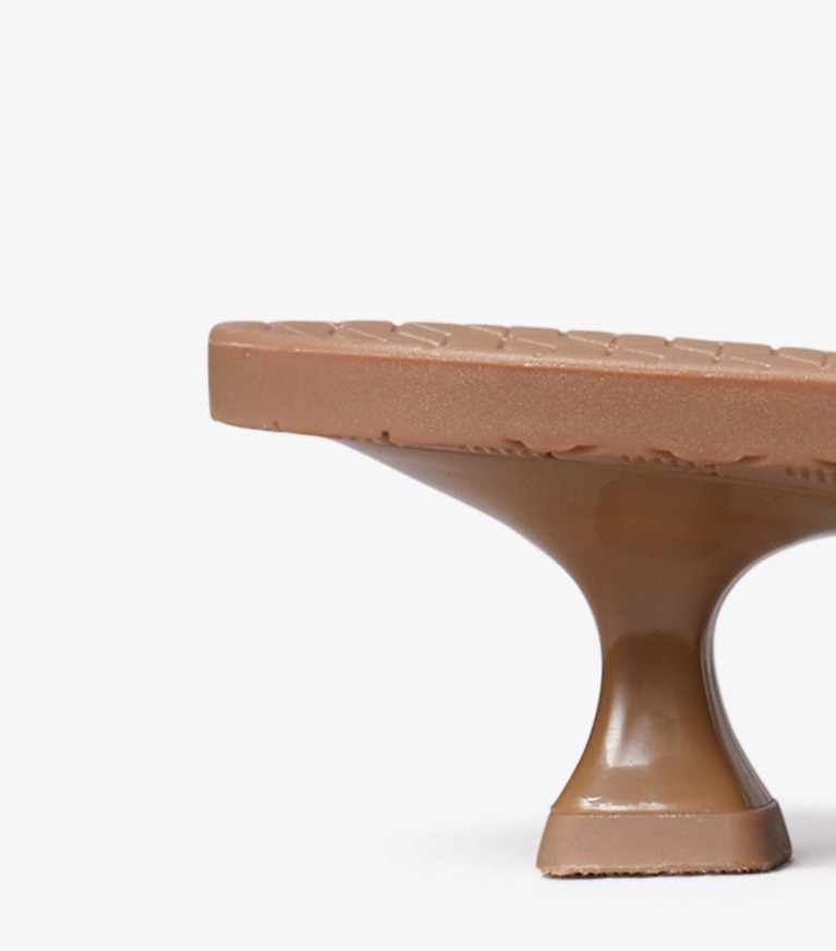 Tory Burch designer sandales Sandale de plage à talon en plastique transparent dans ALMOND FLOUR / ALMOND FLOUR détails