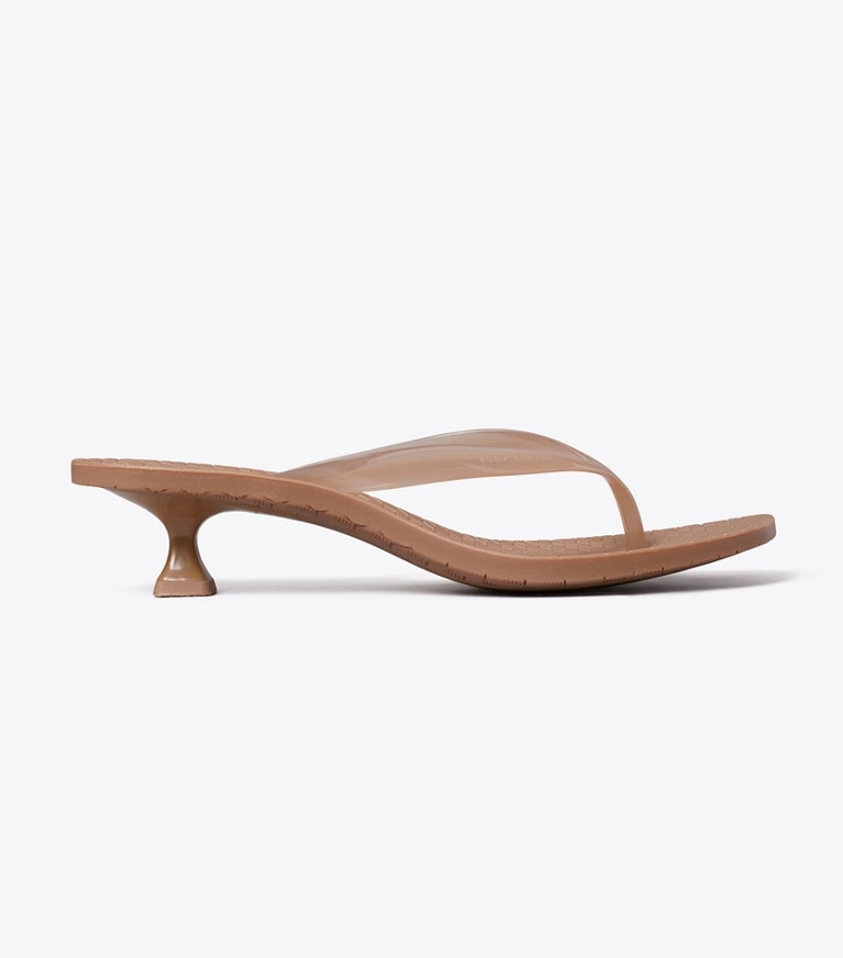Tory Burch designer sandales Sandale de plage à talon en plastique transparent dans ALMOND FLOUR / ALMOND FLOUR de côté