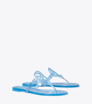 Tory Burch designer sandales Sandale en plastique transparent Miller dans POOL BLUE angle