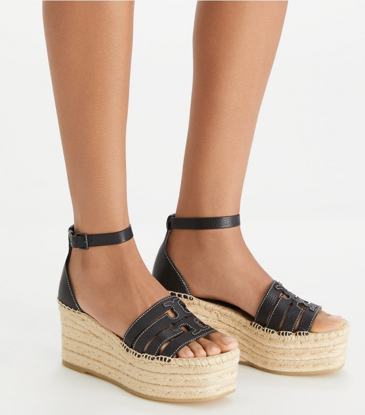 Tory Burch designer espadrilles Sandale espadrille à talon compensé Ines dans PERFECT BLACK accessoire sur le modèle