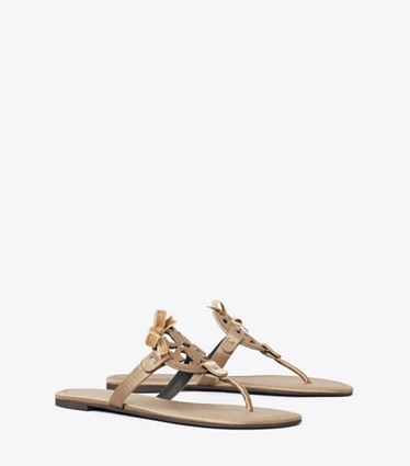 Tory Burch designer sandales Sandale Miller à nœud en satin dans DARK SAND / DARK SAND angle