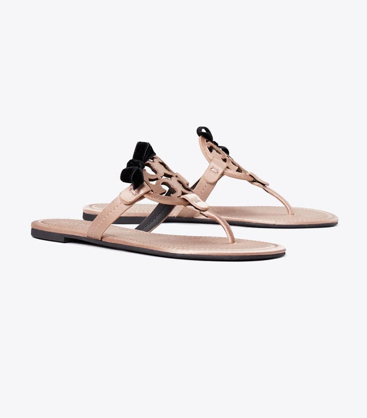 Tory Burch designer sandales Sandale Miller à nœud en satin dans SATIN BLUSH / PERFECT BLACK angle