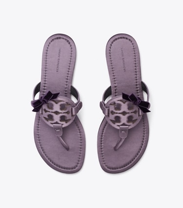 Tory Burch designer sandales Sandale Miller à nœud en satin dans GRAPE / BLACK CURRANT vue du dessus