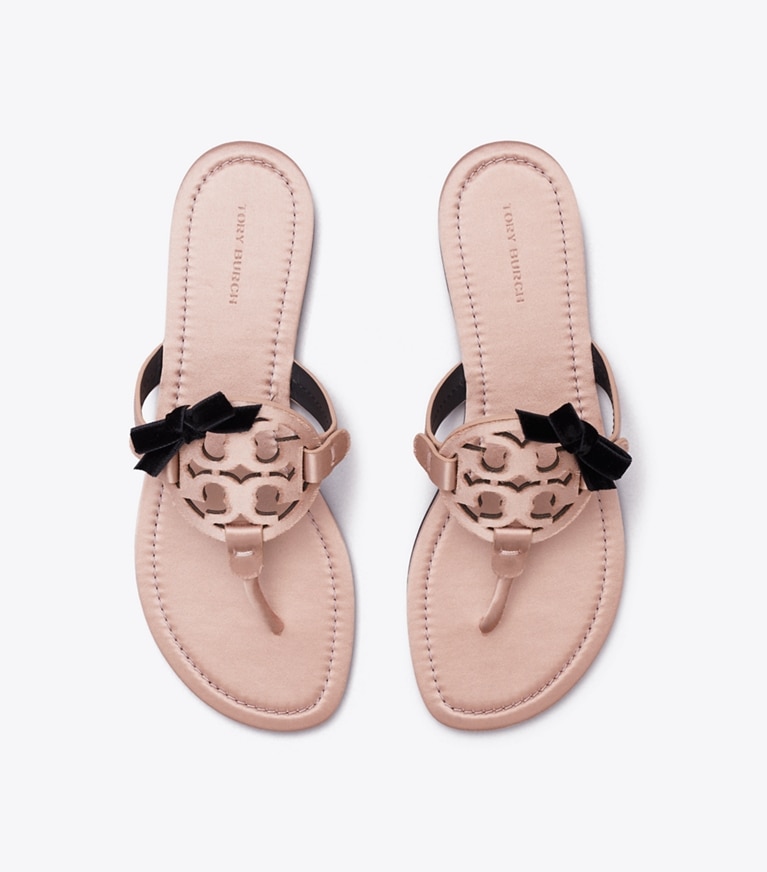 Tory Burch designer sandales Sandale Miller à nœud en satin dans SATIN BLUSH / PERFECT BLACK vue du dessus