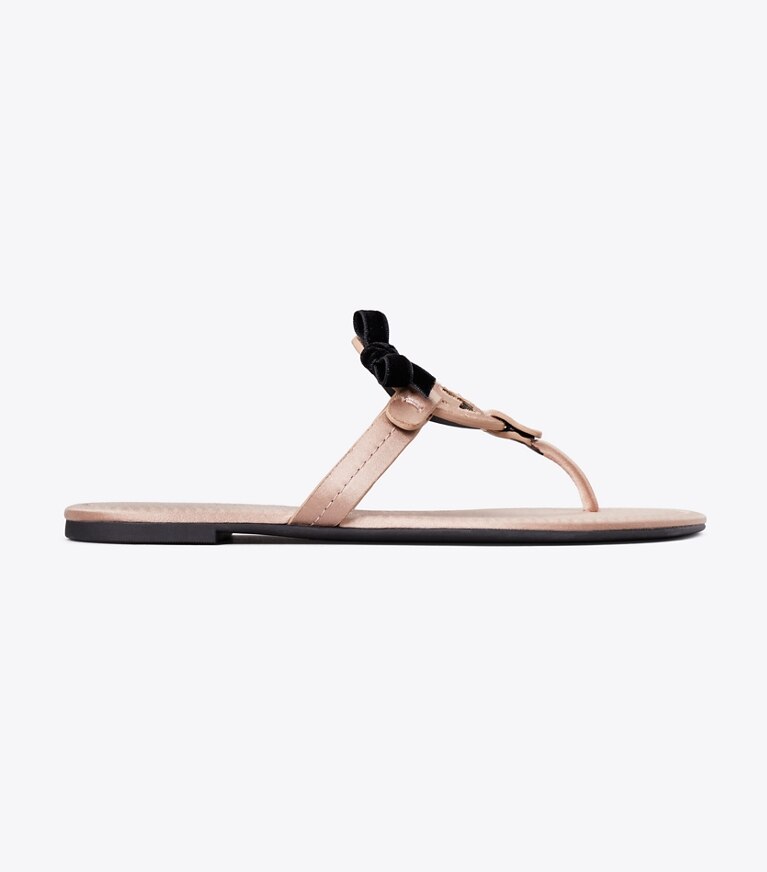 Tory Burch designer sandales Sandale Miller à nœud en satin dans SATIN BLUSH / PERFECT BLACK de côté