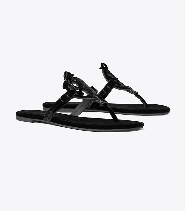 Tory Burch designer sandales Sandale Miller Bow en velours dans PERFECT BLACK / PERFECT BLACK angle
