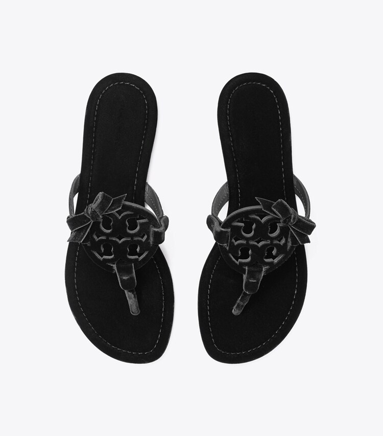 Tory Burch designer sandales Sandale Miller Bow en velours dans PERFECT BLACK / PERFECT BLACK vue du dessus