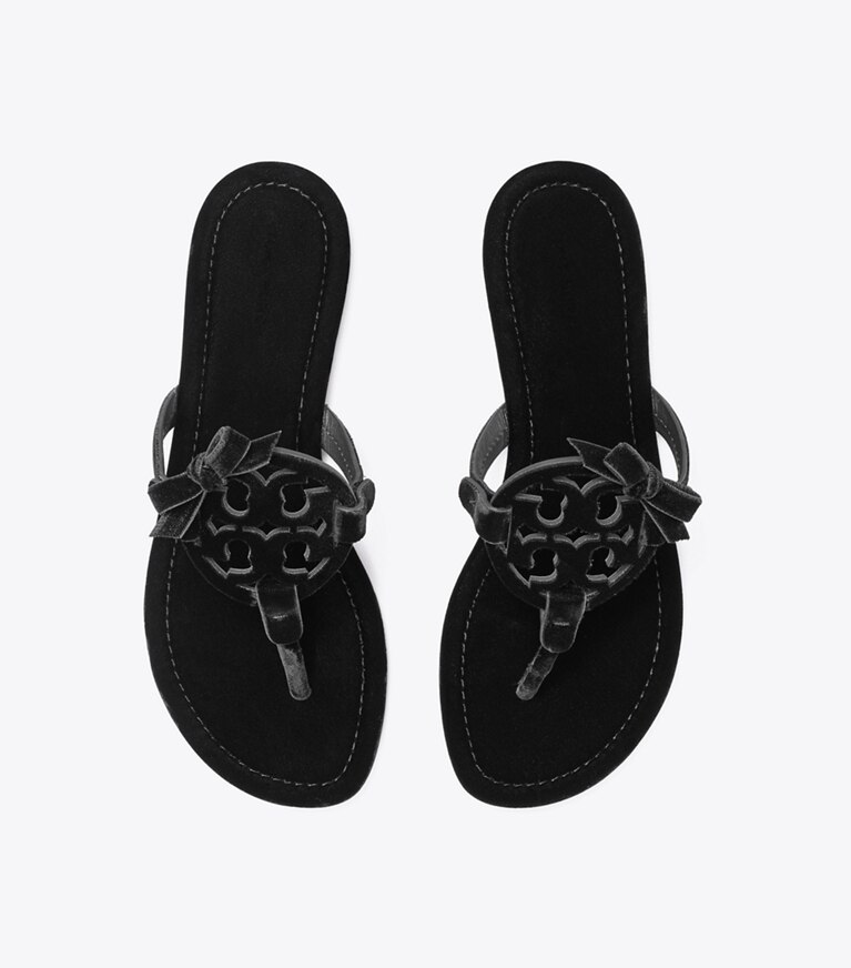 Tory Burch designer sandales Sandale Miller Bow en velours dans PERFECT BLACK / PERFECT BLACK vue du dessus