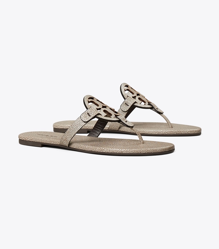 Tory Burch designer sandales Sandale Miller en cuir embossé dans Razza Sand angle