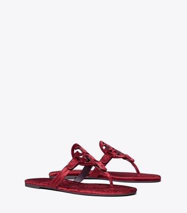 Tory Burch designer sandales Sandale Miller en velours dans BURGUNDY BERRY angle