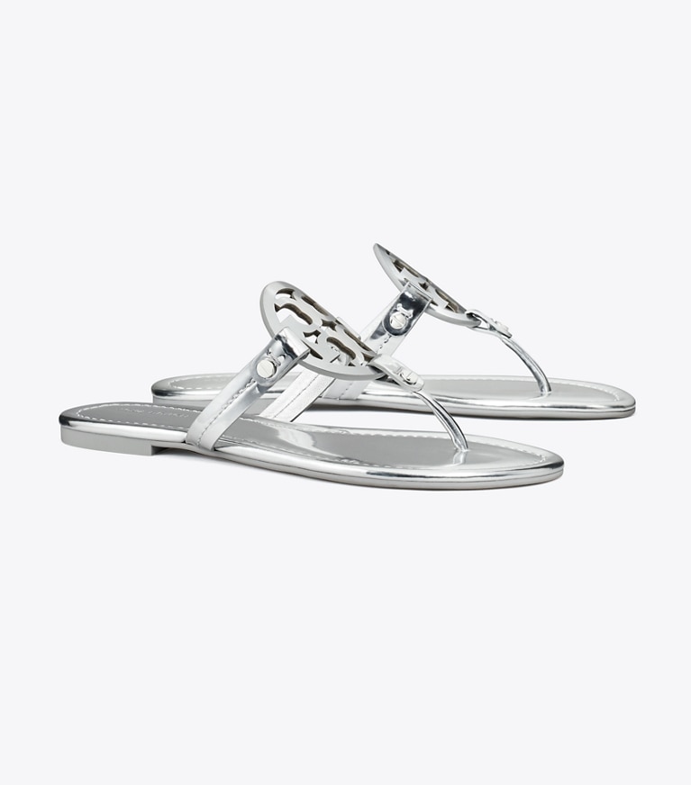 Tory Burch designer sandales Sandale Miller métallisée dans PLATINUM angle